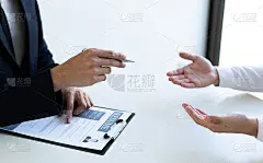 商务人士持有简历文件，面试工作经验的年轻人为公司申请财务会计，求职面试和求职申请
的概念。