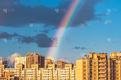 雨后天空中的彩虹越过多层住宅小区的城市。