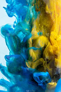 丙烯酸颜料和油墨在水中。抽象的背景帧。孤立在白色