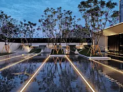 昆明·招商·雍和府 建筑设计 /  AAD长厦安基 : 昆明招商·雍和府 以山水的诗意，延文化的传承 引言 建筑与基地间应当有着某种经验上的联系，一种形而上的联系，一种诗意的连结。 ——斯蒂文·霍尔（StevenHoll） 忆·昆明IMPRESSION 招商·雍和府是招商高端“雍”系的代表之作，位于“春城”昆明。 城枕群山廓面湖，山川风景堪画图。天气常如二三月，花枝不断四时春。 理想国般的自然山水胜地，人与自然共存而交融千年，孕育出独属于这片土地的独一...