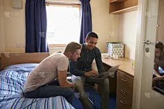 在校宿舍寝室工作的男同学