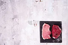 不同种类的肉放在深色石板砧板上。精益蛋白质。
