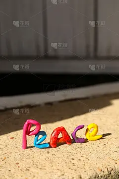 五彩的橡皮泥字和平