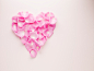 影棚拍摄,粉色,排列,堆叠,花瓣_103332900_Pink rose petals forming heart-shape_创意图片_Getty Images China
