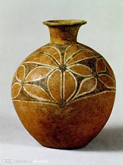彩陶花瓣纹盆