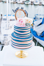 乘风破浪，驾驭白浪与蓝海的海军风婚礼灵感！+来自：婚礼时光——关注婚礼的一切，分享最美好的时光。#条纹婚礼蛋糕# #海洋风婚礼蛋糕#