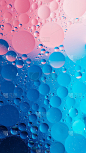 油与泡沫在充满活力的蓝色和粉红色的背景。抽象的背景。
