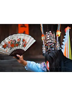 春天自驾去看戏——屯堡地戏 : 到贵州安顺，特意去了一些叫屯堡的寨子去看了看。在安顺的西秀区、平坝县、镇宁县的一些乡镇，聚居着一支与众不同的汉族群体——屯堡人。他们并非“黔中”土著，询问他们来历？回答都是随“朱元璋调北征南”而来。他