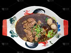 当地的泰式面条，里面有草药和猪血浓汤，叫做Kuay Teow Rua
