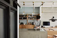 27歳で35年ローンを組むのってどうですか？（江東区・亀戸）｜リノベストーリー | ROOMIE（ルーミー） : マイホームの購入をなかなか決断できない人がいる一方、27歳の小山和之さんと奥様は、35年ローンで都内のリノベ物件に住むことを選択しました。建築事務所で働いていた経験を活かし、細かいディテールまでこだわって完成させた家は、造作キッチンや小上がり、収納、作り付け棚など新婚のふたりにとっての理想の空間。