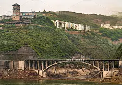 中国白帝城沿长江的混凝土弓桥的山地景观。