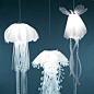 像水母漂浮在空中 Roxy Russell灯具赏




像是从深海里升起，然后逐渐凝固在半空中，透着明亮的光，这些就是加利福利亚洲设计师 Roxy Russell 用聚酯薄膜 制作的、形似水母的系列灯具 Medusae。





轻柔而空灵，展示着这海洋生物带来的独特美感。





设计师还从希腊神话中为每一款灯具选取名字，让这些带来光明的事物本身就有美好的寓意。