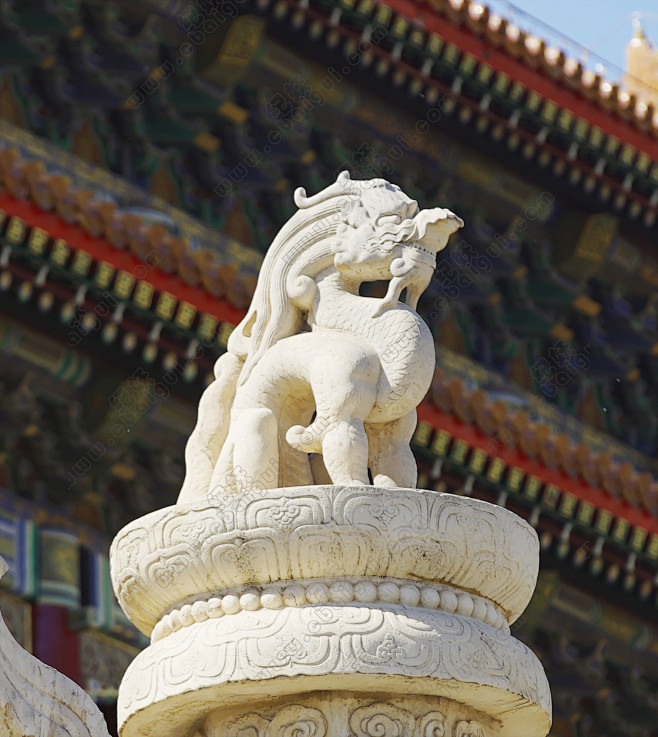 犼[兽]，传说是龙王的儿子，有守望习惯。华表柱顶之蹬龙对天咆哮，被视为上传天意，下达民情，又有文献记载，观音菩萨的坐骑即为“朝天犼”。