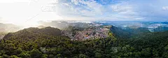 丰萨利鸟瞰图，老挝北部，靠近中国。云南风情的山岭风景区小镇。阿卡村部落徒步旅行的目的地。夕阳光