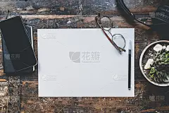 两个空白工艺名片的模型，智能手机，眼镜，耳机在天然棕色的真实木制书桌上。业务空白模型背景。