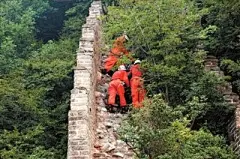 男子爬长城踩空摔伤 救援者用担架抬行千米