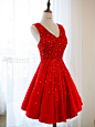 女孩们都缺一条#小红裙# By @LeCamelia婚纱礼服定制 : 经典的红色向来不会让人失望，红色的裙子也从来不是压箱底的那条。我们一直想做出一条完美的红裙子， 红而不俗，红而不张扬，红而明朗。LeCamelia手工小红裙，虽是红色血脉却又如同LeCamelia精神一样静谧、淡雅、低调，这也是每个女孩寻找的那条小红裙吧。