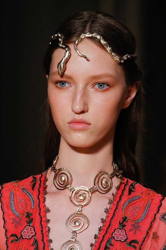 valentinospring2016形态各异的蛇头冠现在看起来依然很美6767