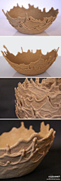 【沙碗】特拉维夫工业设计专业的学生leetal rivlin捕捉了运动中的沙子并将它们固定，制作成可以使用的器具。这种碗是将沙子和粘合剂混合在一起手工制作的。混合后的粘性液体自由滴落，然后慢慢变干形成容器的形状。多层沙碗的重叠创造了一种凝固的动感。