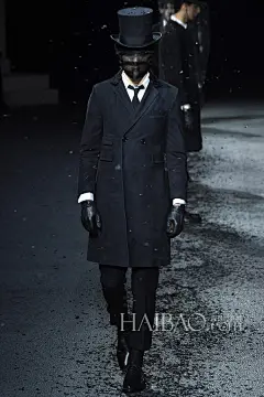 【最新图片】一幕黑色葬礼！桑姆·布郎尼 (Thom Browne) 2015秋冬男装秀，海报网带你亲临2015秋冬巴黎男装周_图1_海报时尚网图片库