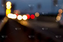 夜景模糊了车灯