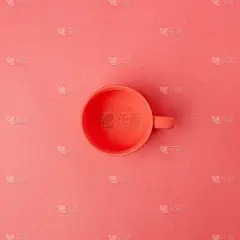 2019年的颜色活珊瑚概念。陶瓷杯以活珊瑚为背景，单色早餐简约概念
