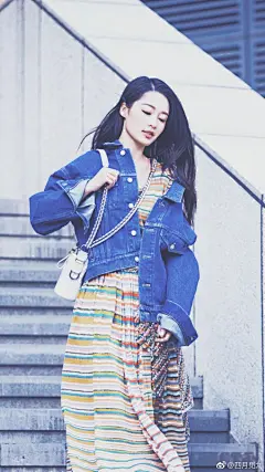 #李沁# 壁纸
       说她与红楼的话，我倒觉得她兼有钗黛之美。她能让你感到她的大家风范，也能让你觉得她脆弱不安而产生保护欲。她有才华，踏实认真，坦率真诚，面对不解一笑而过，面对嘲讽该怼就怼。我从她身上能看到的是钗黛二人共同的影子，这也许也是当初为何有观众说小宝钗应该演黛玉的原因吧。 ​​​​