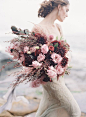 LilliKad摄影28。 #婚礼策划#新娘花束#婚礼趋势|  野花腮红和勃艮第的婚礼花束