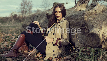 年轻的女孩坐在户外在秋天的景色#时尚# ...