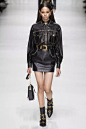 范思哲VERSACE 2018春夏系列时装秀，并将Gianni时代的印花、图腾元素被重新搬回秀场
