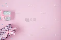 情人节贺卡上放着礼物、丝带和闪闪发光的心。生日，母亲节，情人节背景与拷贝空间，框架，左边框