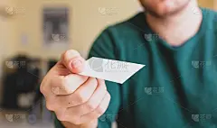 名片模型-为客户持有空白卡片的人。名片模板。