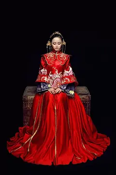 凤冠霞帔，尽显古典之美！
那日花轿匆忙，你泪湿了红装。