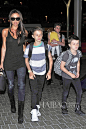 维多利亚·贝克汉姆 (Victoria Beckham) 带着四个孩子抵达洛杉矶机场，小七由大哥哥布鲁克林抱着