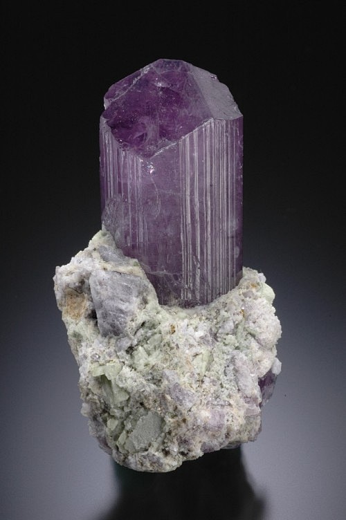 紫色方柱石单晶