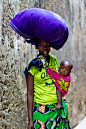 Africa | Mother and child in Lamu, Kenya | © Éléonore Bridge