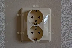 墙上的白色插座。