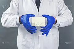 医生手牵着白色空白的名片