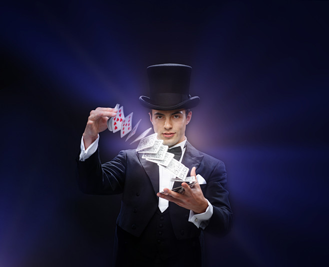 摄图网_300746913_魔术,表演,马戏,扑克,表演魔术师戴着顶帽表演扑克牌（非企业商用）