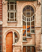 门和窗巧妙的结合在一起。建于1880年代的新艺术运动建筑，位于比利时布鲁塞尔。