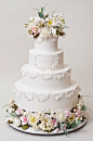 鲜花点缀，婚礼蛋糕的迷人风情