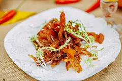 秋季餐桌上的南瓜。感恩节晚餐。啤酒饺子加海盐和奶酪