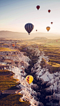 卡帕位于土耳其最中间的位置，因为奇形怪状的地面类似星球，成为了美国电影（星球大战）的拍摄地之一。卡帕的格雷梅更是世界闻名的热气球小镇，这里是世界上三大最美热气球旅行地之一。——卡帕#土耳其