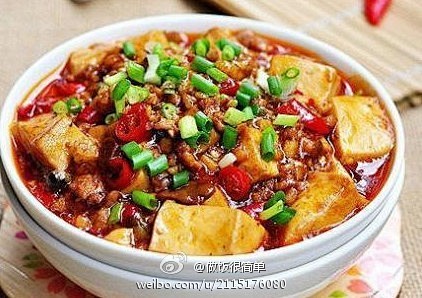 【鱼香嫩豆腐】1.锅内热油，放入猪绞肉小...