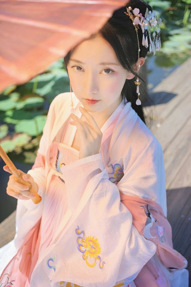 采莲曲 | 麝兰 #汉服之美# 
荷叶罗...