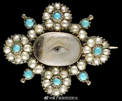 奢华珠宝 | Lovers' eyes
眼睛的肖像以手绘微型画的形式呈现，大多用黄金镶嵌各色宝石或珍珠环绕，不仅仅象征情人，也可能是配偶、孩子或重要的家庭成员，以寄托无尽的爱意和思念。
tag：艺术，珠宝，首饰，设计，古董，图集，好物，素材，手绘
#全民晒宝季# #情物表白大赛# @微博收藏 ​​​​