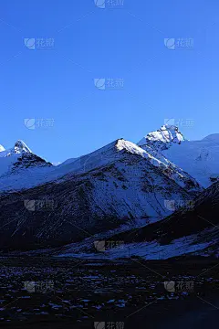 中国西藏，蓝天下的雪山