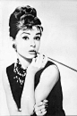 奥黛丽 赫本（Audrey Hepburn，1929年5月4日－1993年1月20日），英国女星，生于比利时布鲁塞尔，知名音乐剧与电影女演员，晚年曾任联合国儿童基金会（UNICEF）特使。 身为好莱坞最著名的女星之一，她以高雅的气质与有品味的穿着著称。生前主演的多部电影如《罗马假日》、《第凡內早餐》和《窈窕淑女》等至今仍为无数人眼中的经典。1999年，她被美国电影学会选为百年来最伟大的女演员第3名