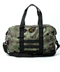 潮牌 A Bathing APE 推出的 1ST CAMO GRADATION DRUM 迷彩旅行包，更轻的 Cordura 面料织造，耐用性更强。可单肩，也可手提。