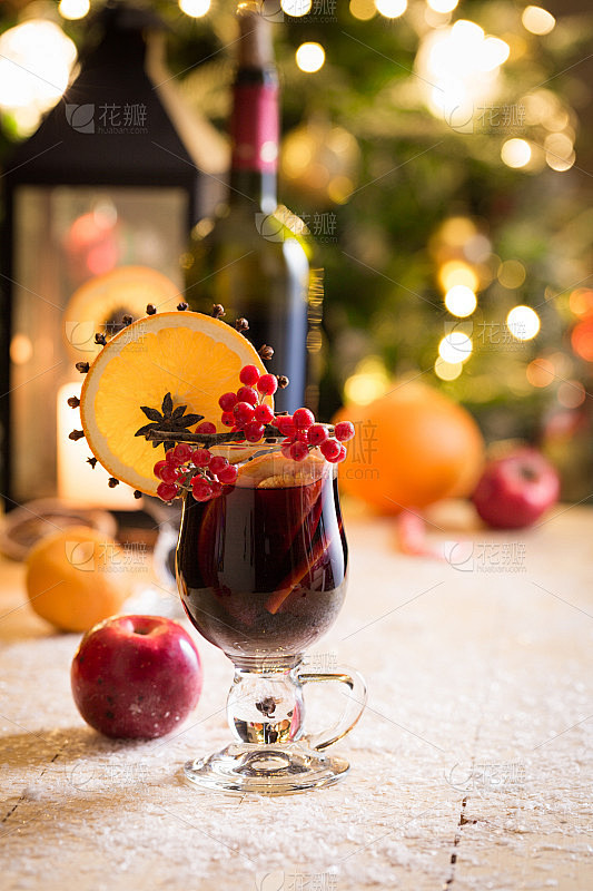 以水果和香料为背景的圣诞酒饮_51158...